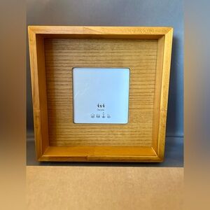 Profile Frame
Acorn Finish
Displays 4 x 4 inch photo bundle of 2